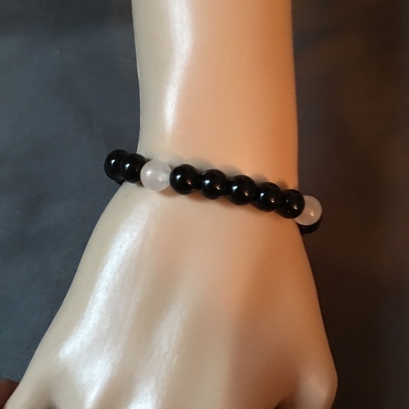 Handmade stretch Black jasper and white quartz bracelet - Picture 4 of 7